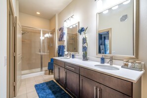 Hair dryer, towels, soap, shampoo - PackHouse 2  NRG-Med Center (Houston)