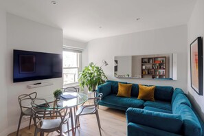 TV - Chic 2-Bed Apartment | Fitzrovia | Sleeps 4 (London)