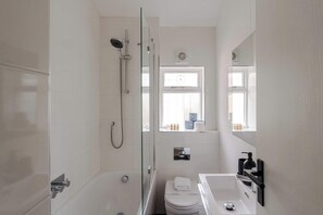 Bathtub, hair dryer - Chic 2-Bed Apartment | Fitzrovia | Sleeps 4 (London)
