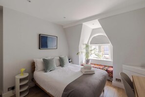 2 bedrooms, iron/ironing board, WiFi - Chic 2-Bed Apartment | Fitzrovia | Sleeps 4 (London)