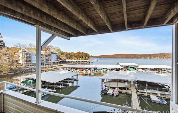 Property grounds - Beautiful Lakefront Condo! GREAT LOCATION accommodating up to 8 guests! (Osage Beach)