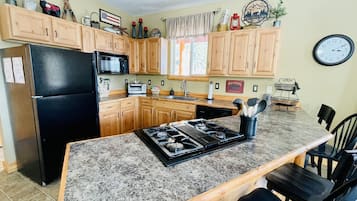 Geladeira, micro-ondas, fogão, cooktop