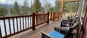 Log style Cabin near Crater Lake with Mountain Views!