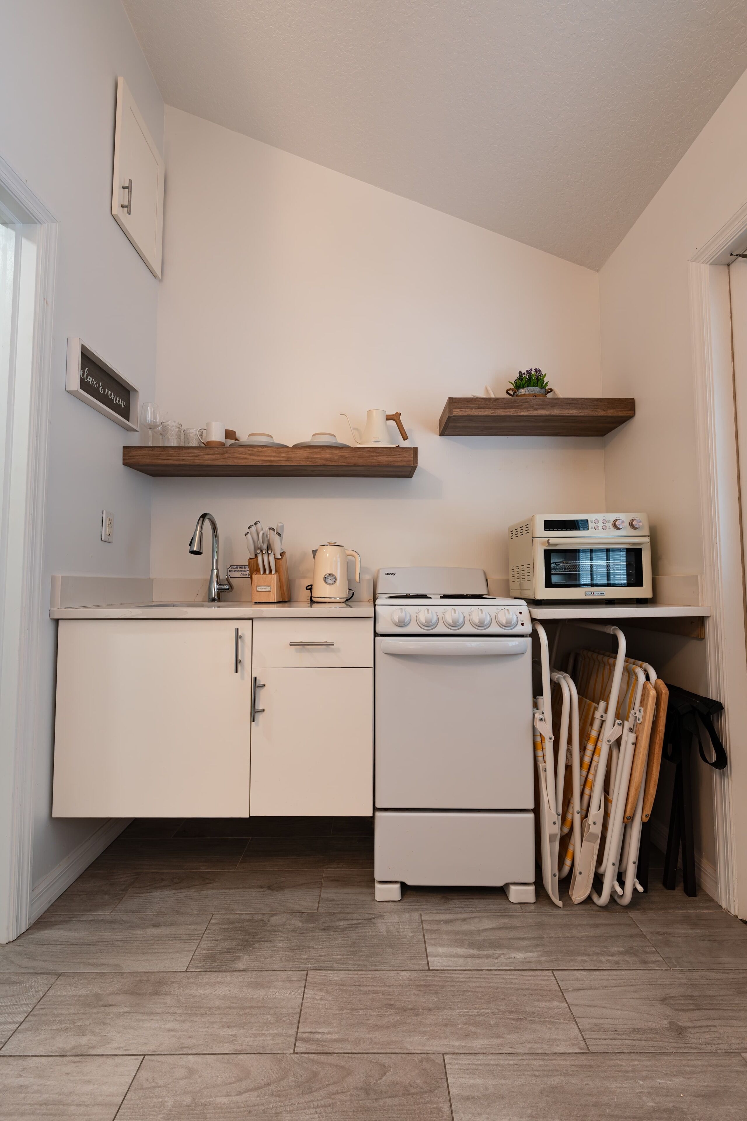 Réfrigérateur, four, batterie de cuisine, vaisselle et ustensiles