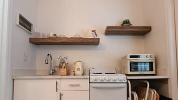 Réfrigérateur, four, batterie de cuisine, vaisselle et ustensiles