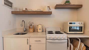 Kühlschrank, Ofen, Kochgeschirr/Geschirr/Besteck