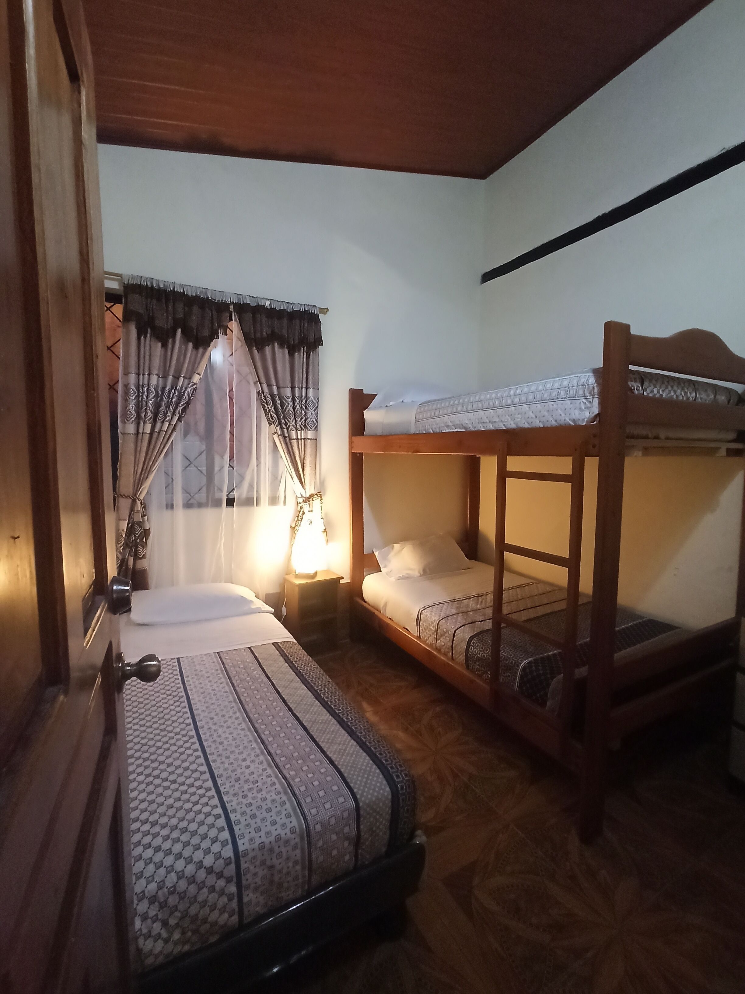 3 Schlafzimmer, Schreibtisch, Bügeleisen/Bügelbrett, kostenloses WLAN