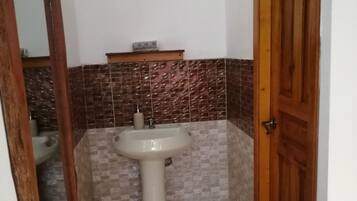 Doccia, asciugacapelli, asciugamani, sapone