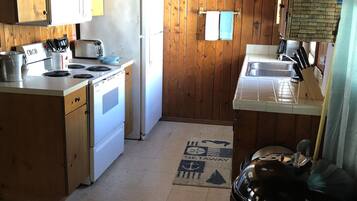 Fridge, microwave, oven, coffee/tea maker