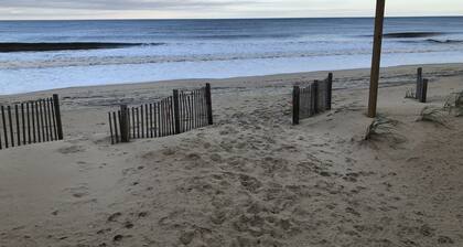 BlackBeard's Retreat - Historic and Pet Friendly by RedAwning
