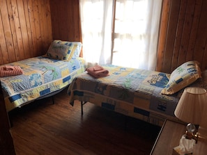 3 bedrooms, WiFi, bed sheets - BlackBeard's Retreat - Historic and Pet Friendly by RedAwning (Kitty Hawk)