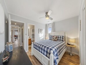 2 bedrooms, WiFi, bed sheets - DRIFTWOOD C1 (1-Bedroom Villa) by RedAwning (Carolina Beach)