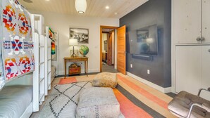 Ein modernes Interieur mit Holzboden, einem Globus auf einem Tisch und einem an der Wand befestigten Fernseher.