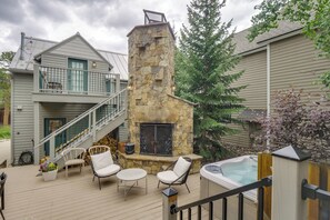 Outdoor spa tub - 'Whistle Pig' A Downtown Escape in Breckenridge (Breckenridge)