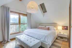 3 chambres, bureau, fer et planche à repasser, lit parapluie