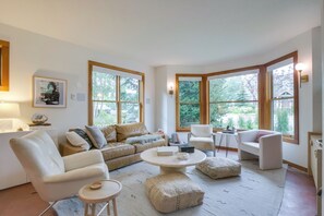 Televisión, chimenea, libros y estéreo