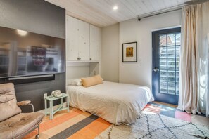 3 bedrooms, desk, iron/ironing board, travel cot - 'Whistle Pig' A Downtown Escape in Breckenridge (Breckenridge)