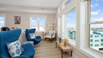 Una televisión, una oficina