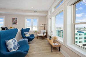 TV, offices - Penthouse in Wildwood Crest- Best Views! (Wildwood)