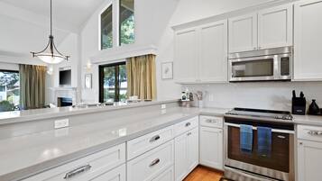 KylskÄp, mikrovÄgsugn, ugn och spishÀll