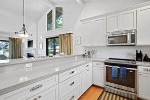 Kylskåp, mikrovågsugn, ugn och spishäll