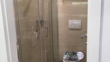 Douche, sĂšche-cheveux, serviettes fournies