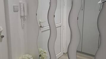 Chuveiro, produtos de toalete grátis, secador de cabelo