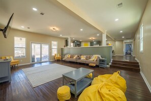 Smart TV, fireplace - Cozy Pool Staycation Getaway (Stone Mountain)