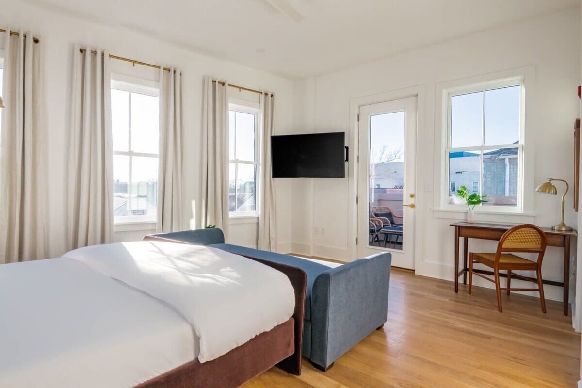 2 bedrooms, desk, iron/ironing board, travel crib