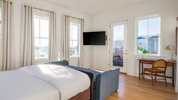 2 bedrooms, desk, iron/ironing board, travel crib