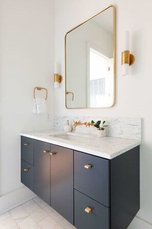 Ducha, secador de pelo y toallas