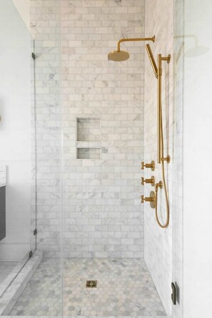 Een douche, een haardroger, handdoeken
