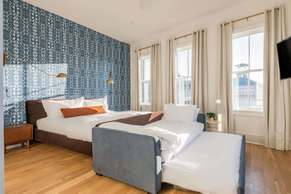 2 Schlafzimmer, Schreibtisch, Bügeleisen/Bügelbrett, Reisekinderbett