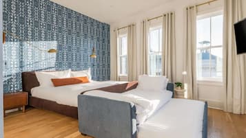 2 sovrum, skrivbord, strykjärn/strykbräda och resesäng