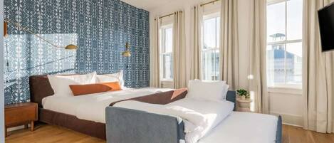 2 habitaciones, escritorio y tabla de planchar con plancha