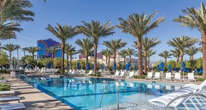 2BD/Vegas - Full Kitchen, Washer/Dryer, and Private Living Room!