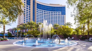 Outdoor pool - 1BD/Vegas - Full Kitchen, Washer/Dryer, and Private Living Room! (Las Vegas)