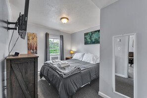 3 bedrooms, desk, iron/ironing board, WiFi