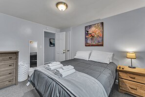 3 bedrooms, desk, iron/ironing board, travel cot - Babe Ruth Apt 2 - All Star Baseball Rentals (Oneonta)