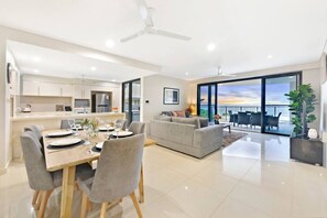 Dining - Zen Ocean Charm 3BR Luxury W/front Apt Pool + BBQ (Darwin City)