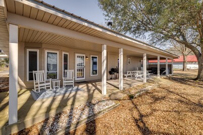 Lake Front | 2 Boat Slips | Hot Tub | Game room