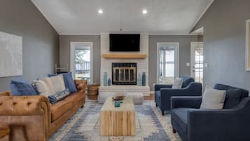 Smart TV, fireplace, table tennis