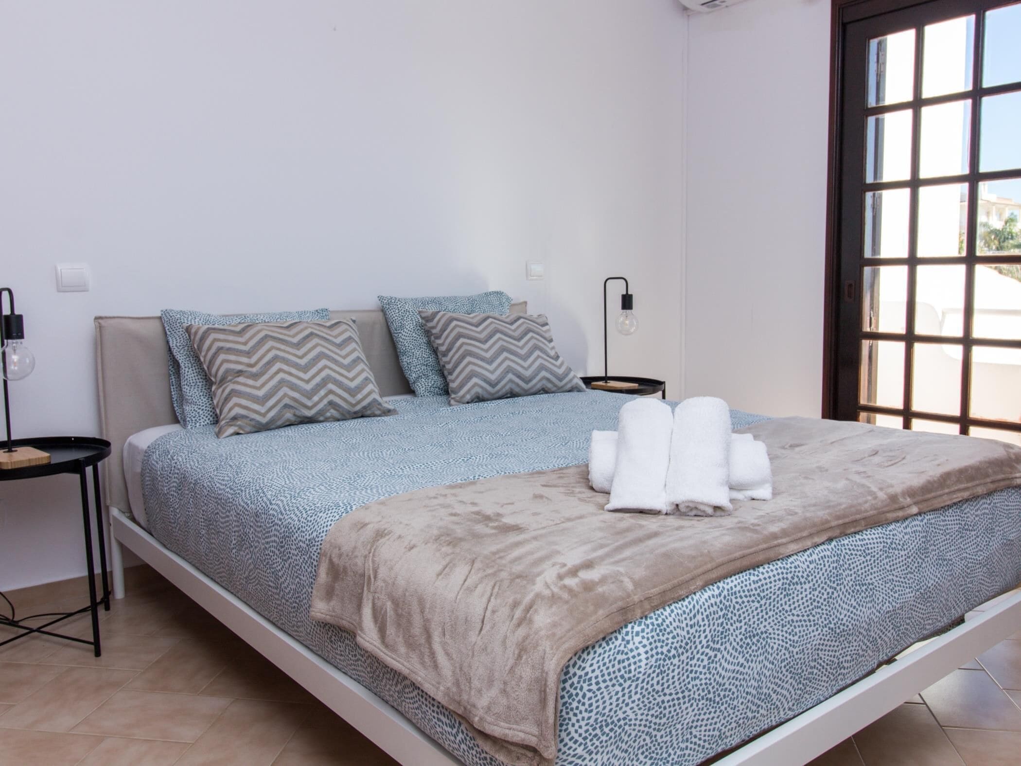 5 slaapkamers, een strijkplank/strijkijzer, internet, beddengoed