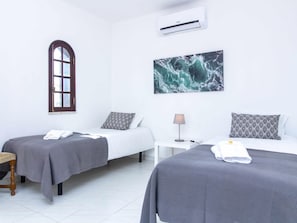 5 bedrooms, iron/ironing board, internet, bed sheets