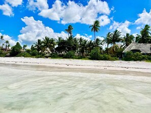 En la playa, arena blanca