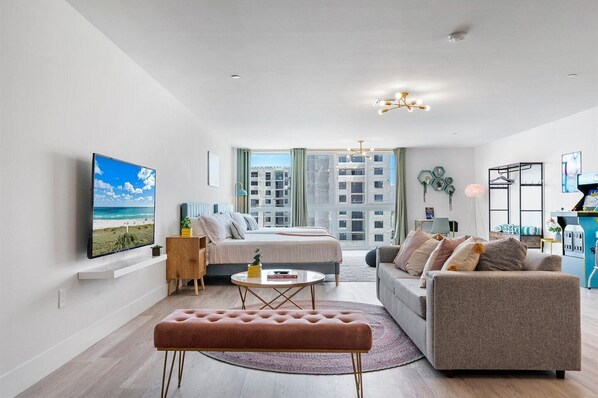 Smart TV, video games - Loft Style Unit with Open Layout (Miami)