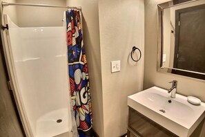 Shower - THUNDER BEAVER LODGE (Little Rock)