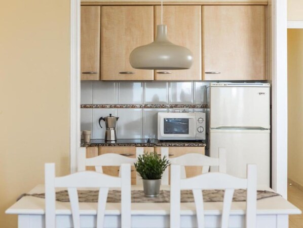 Kühlschrank, Mikrowelle, Wasserkocher mit Kaffee-/Teezubehör