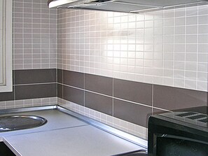 Kühlschrank, Mikrowelle, Wasserkocher mit Kaffee-/Teezubehör