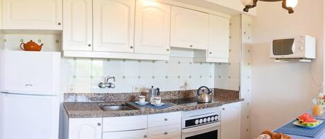 Jääkaappi, mikroaaltouuni, uuni, kahvin-/teenkeitin